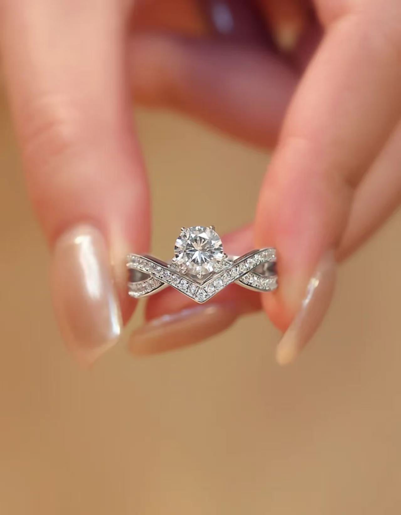 Lab-grown V-shaped diamond ring, crafted in 18K gold or 950 platinum