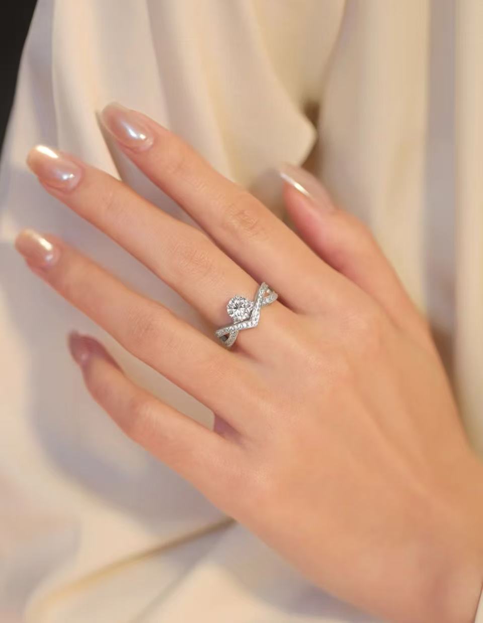 Lab-grown V-shaped diamond ring, crafted in 18K gold or 950 platinum